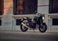 Kawasaki Z900RS Café preta estacionada diante de fachada clássica, uma das motos da marca no Festival Moto Brasil 2026