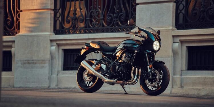 Kawasaki Z900RS Café preta estacionada diante de fachada clássica, uma das motos da marca no Festival Moto Brasil 2026