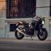 Kawasaki Z900RS Café preta estacionada diante de fachada clássica, uma das motos da marca no Festival Moto Brasil 2026