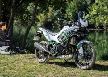 KLE 500 SE Smartride 2027 branca parada à beira de um lago