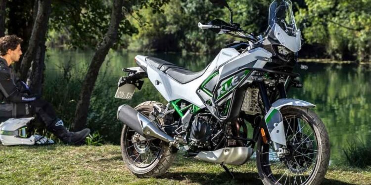 KLE 500 SE Smartride 2027 branca parada à beira de um lago