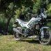 KLE 500 SE Smartride 2027 branca parada à beira de um lago