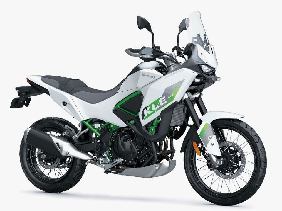 Kawasaki KLE 500 SE Smartride 2027 em estúdio, com rodas raiadas e para-brisa alto