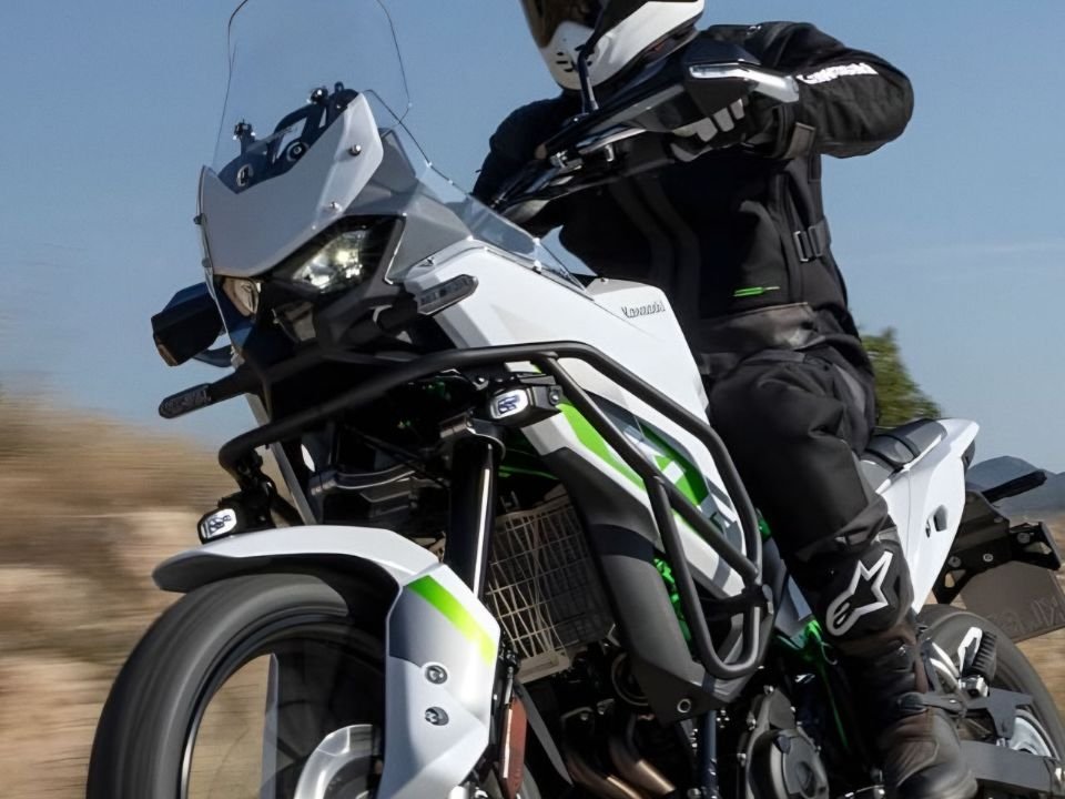 Piloto acelera a KLE 500 SE Smartride com protetores de mão e de cárter