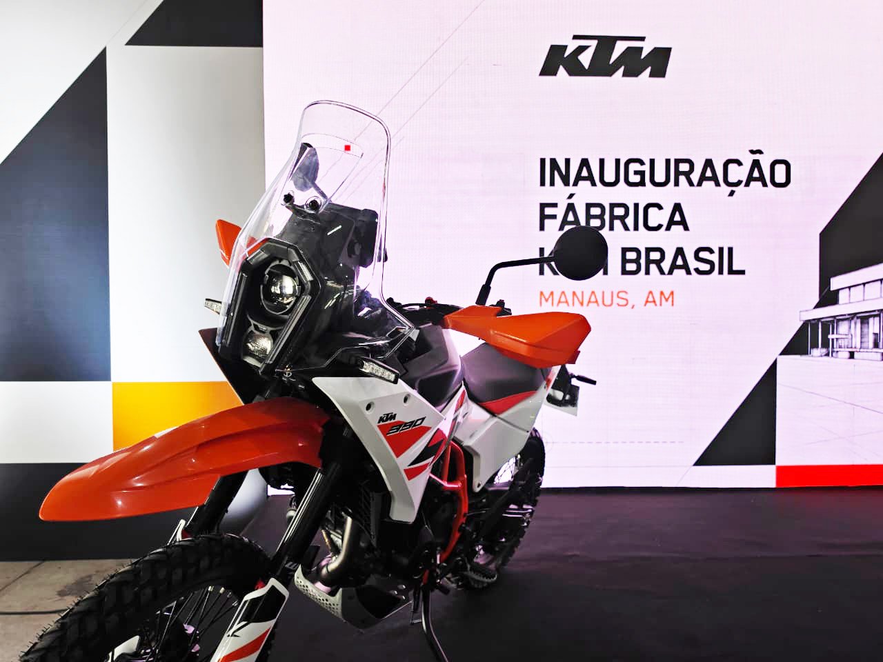 KTM 390 Adventure exposta diante do painel da inauguração da fábrica da KTM em Manaus
