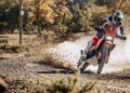 KTM 390 Enduro R em ação na terra, uma das novas motos da KTM previstas para o Brasil