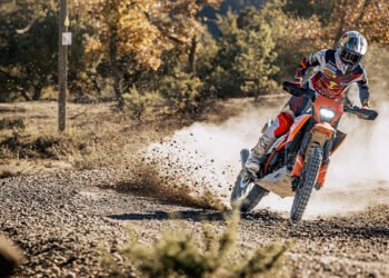 KTM 390 Enduro R em ação na terra, uma das novas motos da KTM previstas para o Brasil