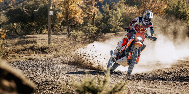 KTM 390 Enduro R em ação na terra, uma das novas motos da KTM previstas para o Brasil