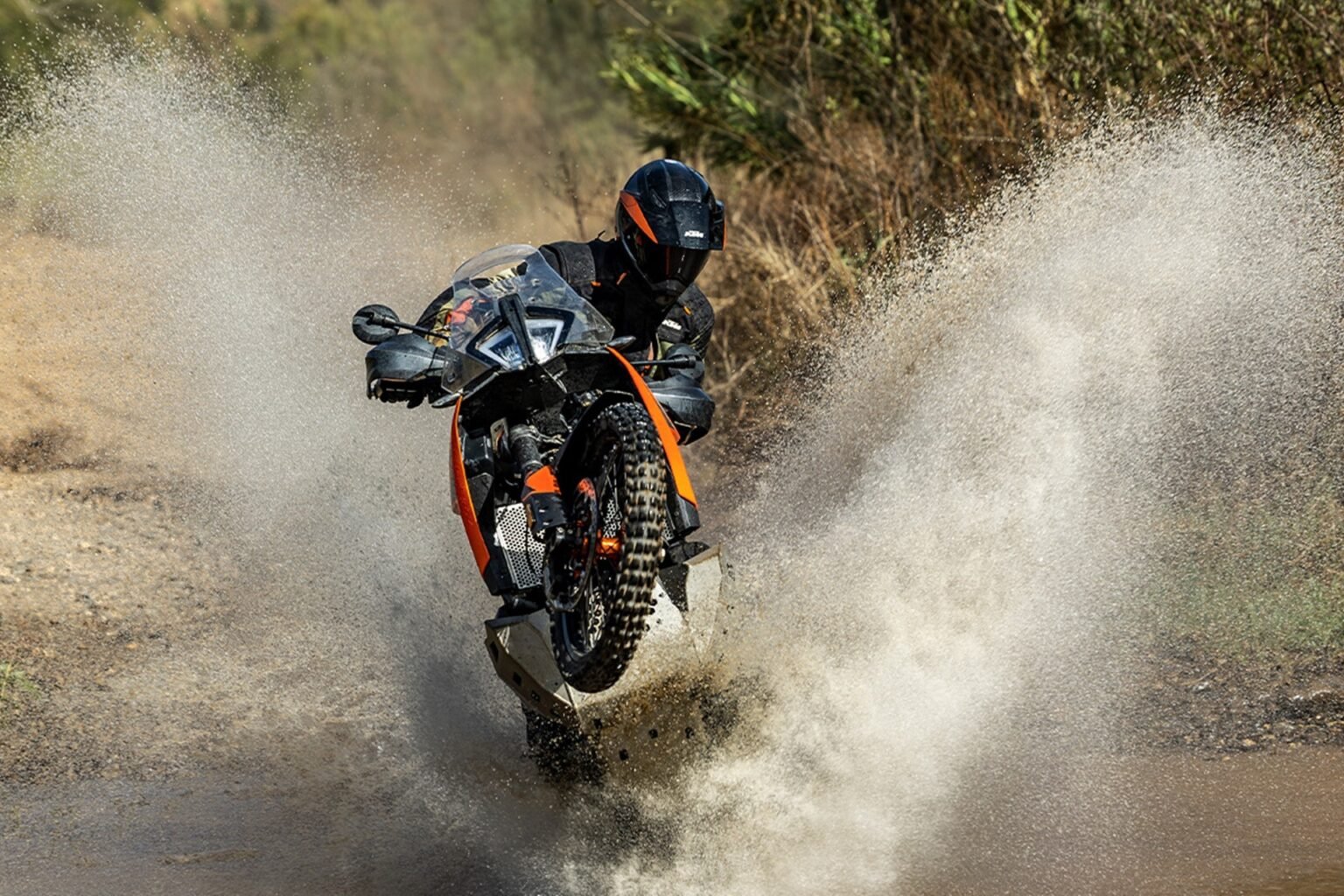 KTM 790 de uso fora de estrada em ação na terra