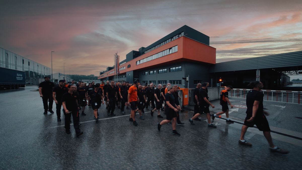 Linha de produção da fábrica da KTM na Áustria, retomada após a reestruturação financeira