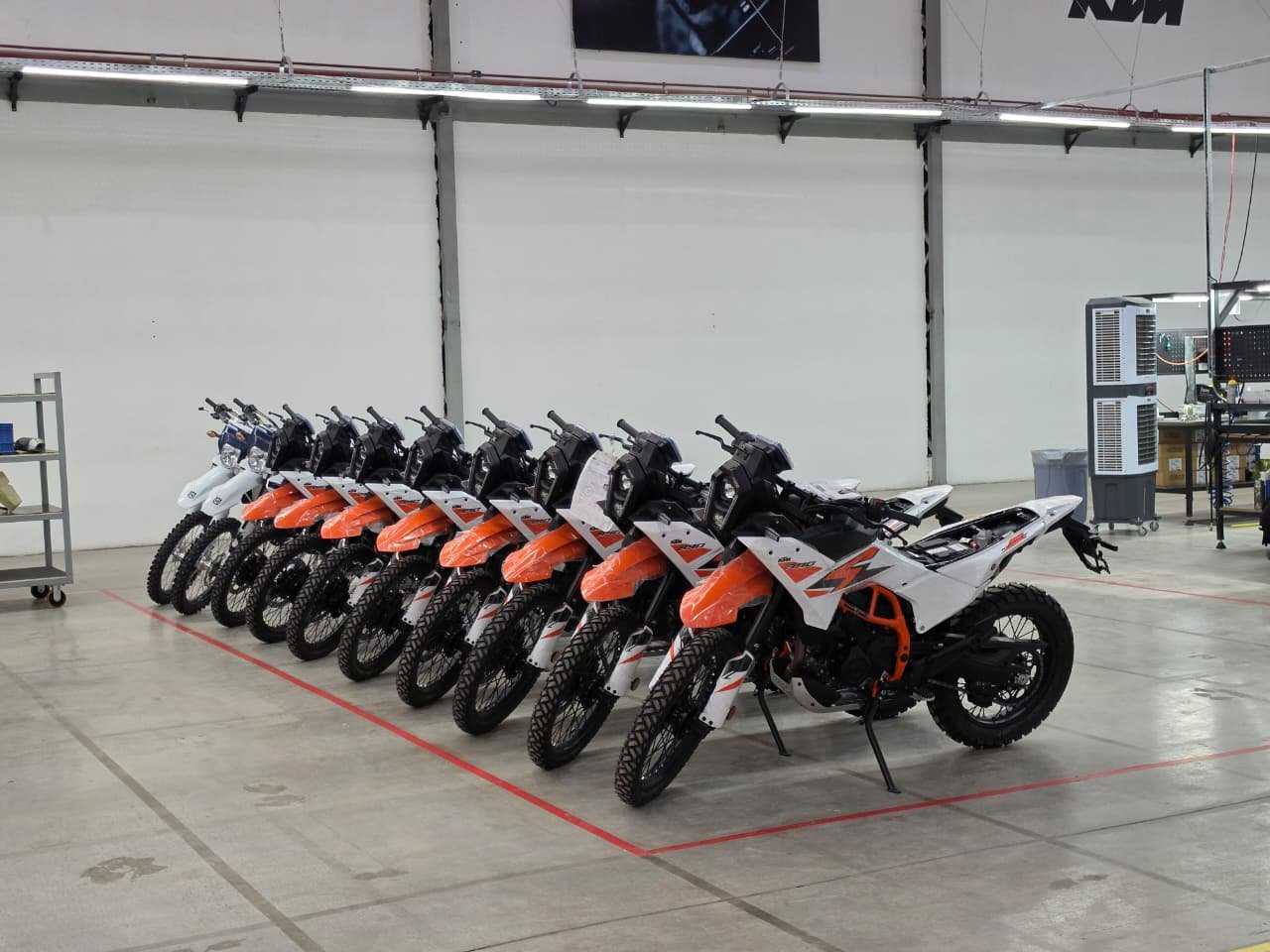 Fila de motos KTM 390 Adventure e Husqvarna prontas na fábrica da KTM em Manaus