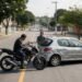 Moto e carro em rua após pequeno acidente, limite da RCF no seguro de moto
