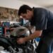Mecânico revisando uma moto em oficina, manutenção de moto checklist