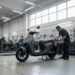 Técnico verificando uma scooter elétrica em oficina, manutenção de moto elétrica