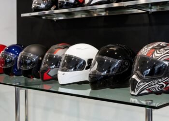 Capacetes de moto de várias cores em prateleira de loja, melhores marcas de capacete