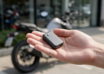 Mini rastreador na mão com moto desfocada, mini rastreador ou rastreador fixo
