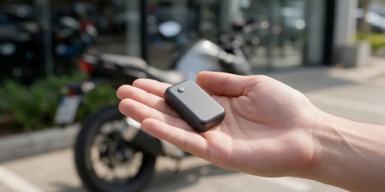 Mini rastreador na mão com moto desfocada, mini rastreador ou rastreador fixo