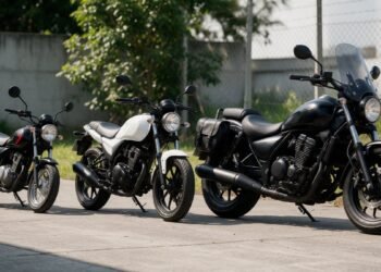 Três motos de cilindradas diferentes lado a lado