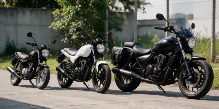 Três motos de cilindradas diferentes lado a lado