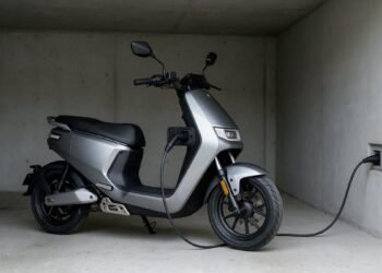 Scooter elétrica carregando, moto elétrica ou a combustão