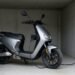 Scooter elétrica carregando, moto elétrica ou a combustão