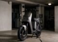 Scooter elétrica ligada ao carregador, moto elétrica precisa de CNH e emplacamento