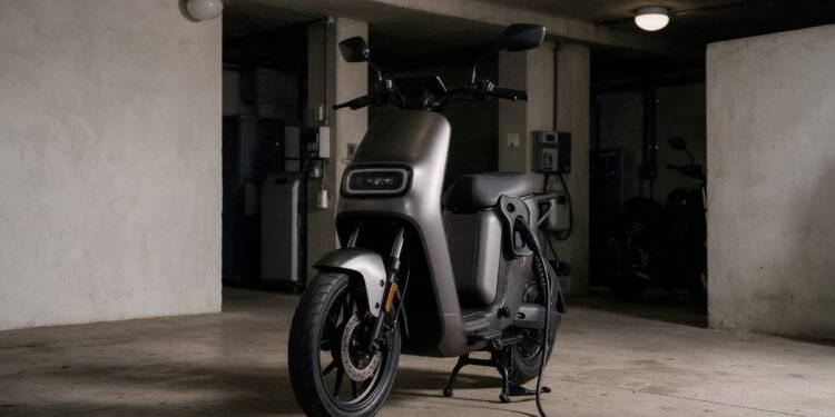 Scooter elétrica ligada ao carregador, moto elétrica precisa de CNH e emplacamento