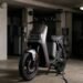 Scooter elétrica ligada ao carregador, moto elétrica precisa de CNH e emplacamento