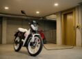 Moto elétrica carregando em garagem, moto elétrica vale a pena no Brasil