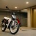 Moto elétrica carregando em garagem, moto elétrica vale a pena no Brasil