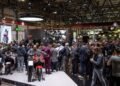 Estande da Moto Morini lotado de visitantes durante o salão EICMA em Milão