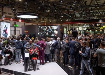Estande da Moto Morini lotado de visitantes durante o salão EICMA em Milão