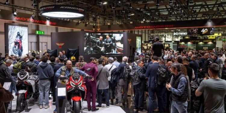 Estande da Moto Morini lotado de visitantes durante o salão EICMA em Milão