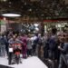 Estande da Moto Morini lotado de visitantes durante o salão EICMA em Milão