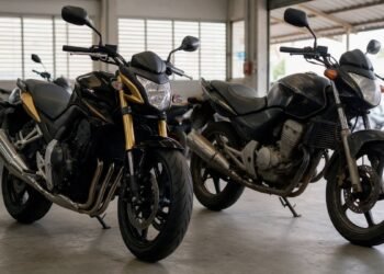 Moto nova e moto usada lado a lado em uma loja