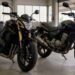 Moto nova e moto usada lado a lado em uma loja