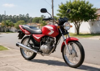Moto vermelha e branca em rua de bairro, moto para iniciante viajar