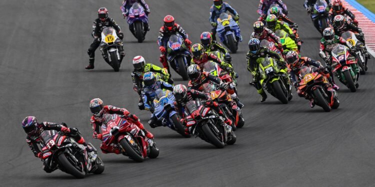 Pilotos da MotoGP durante anúncio do novo formato de 2027