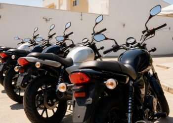 Fileira de motos novas no pátio de uma concessionária, motos mais emplacadas