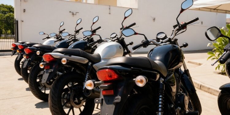 Fileira de motos novas no pátio de uma concessionária, motos mais emplacadas