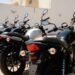 Fileira de motos novas no pátio de uma concessionária, motos mais emplacadas