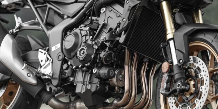 Motor de quatro cilindros da Honda CB 1000 Hornet, símbolo das motos de quatro cilindros