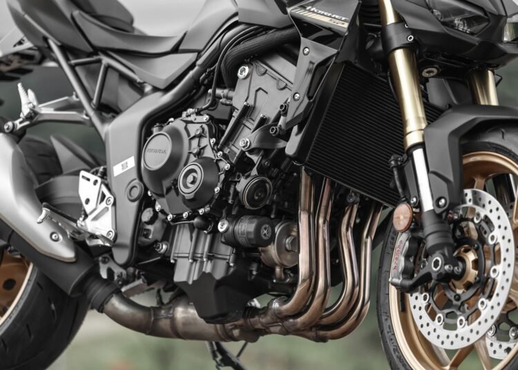 Motor de quatro cilindros da Honda CB 1000 Hornet, símbolo das motos de quatro cilindros