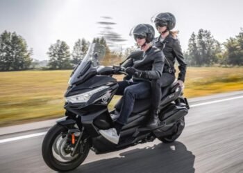 Motul Voge: piloto e garupa em scooter Voge em estrada