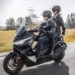 Motul Voge: piloto e garupa em scooter Voge em estrada