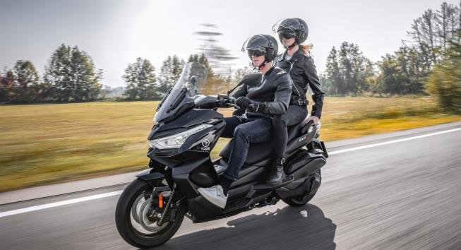 Motul Voge: piloto e garupa em scooter Voge em estrada