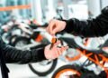 Entrega de chave de moto nova em concessionária, cena de financiamento pelo Move Brasil motos