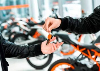Entrega de chave de moto nova em concessionária, cena de financiamento pelo Move Brasil motos