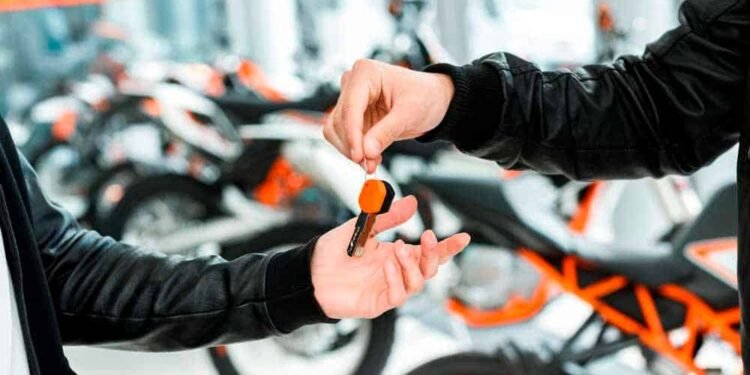 Entrega de chave de moto nova em concessionária, cena de financiamento pelo Move Brasil motos