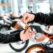 Entrega de chave de moto nova em concessionária, cena de financiamento pelo Move Brasil motos